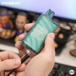 FRIOBAR_DB7000_Disposable_Vape_7000_Puff_charging__72661 - Grossiste de Cigarettes Électroniques, E-liquides, nicotine pouches Abidjan Côte d'Ivoire